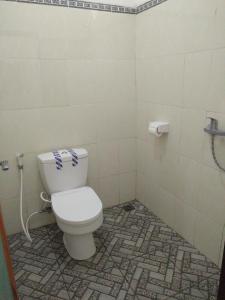 珀尼達島的住宿－yudis homestay，一间带卫生间的浴室,铺有瓷砖地板。