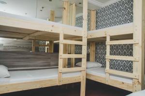 Uma ou mais camas em beliche em um quarto em Social Hostel