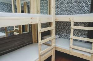 Uma ou mais camas em beliche em um quarto em Social Hostel