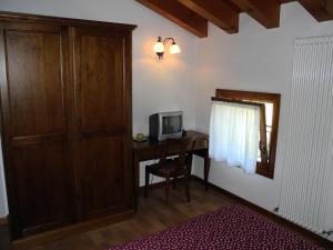 a room with a desk with a computer and a television at Agriturismo Cornolere in Castelcucco