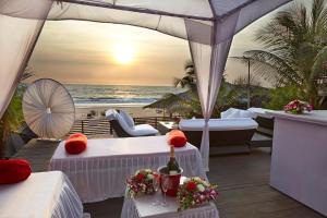 Fahrenheit Hotels & Resorts في باغا: فناء المنتجع مطل على المحيط