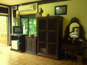 皮皮島的住宿－Paradise Pearl Bungalows，一间带镜子和电视的客厅