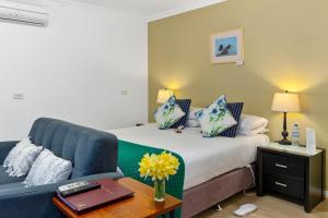 En eller flere senge i et værelse på Oyster Cove Chalet