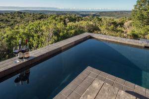 Bazén v ubytování Kariega Game Reserve Ukhozi Lodge nebo v jeho okolí