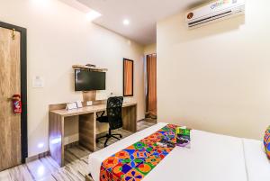 TV a/nebo společenská místnost v ubytování FabHotel Aksa International - Nr Mumbai International Airport + 17 fotografií