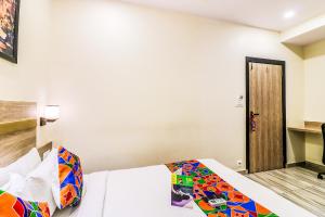 Postel nebo postele na pokoji v ubytování FabHotel Aksa International - Nr Mumbai International Airport