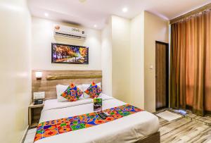 Postel nebo postele na pokoji v ubytování FabHotel Aksa International - Nr Mumbai International Airport