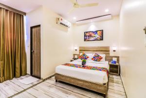Postel nebo postele na pokoji v ubytování FabHotel Aksa International - Nr Mumbai International Airport