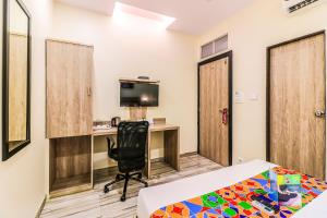TV a/nebo společenská místnost v ubytování FabHotel Aksa International - Nr Mumbai International Airport