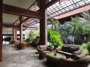 
De lobby of receptie bij Prime Plaza Hotel Sanur – Bali
