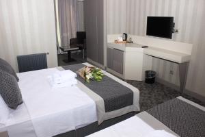 ein Hotelzimmer mit Bett und Fernseher in der Unterkunft Anka Premium Hotel in Istanbul