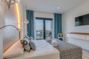 Łóżko lub łóżka w pokoju w obiekcie La Residencia Puerto Hotel & Spa