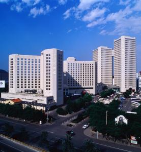 eine Gruppe großer Gebäude in einer Stadt in der Unterkunft Beijing Landmark Towers in Peking