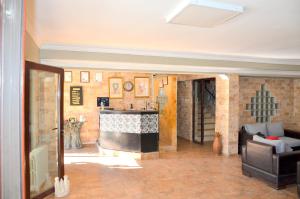 a living room with a bar and a couch at Elite Hotel City Center Saray Bed and Breakfast in Saray
