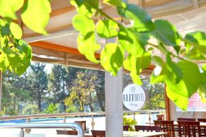 uitzicht op een restaurant met tafels en stoelen bij Elit Hotel Saray in Saray