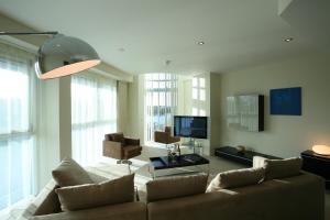 Uma TV ou centro de entretenimento em Captain's Club Hotel & Spa