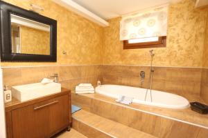 A bathroom at Country Inn