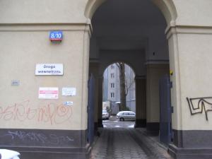 ワルシャワにあるStudio Narutowiczaの落書きが施されたアーチ道