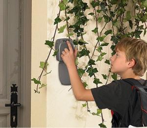 Um rapaz está a brincar com um telefone na parede. em Residenze Su Planu em Cagliari