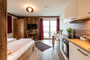 Kuchyň nebo kuchyňský kout v ubytování Pension und Appartements Wild