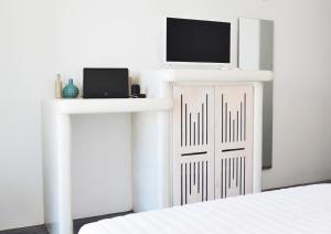TV a/nebo společenská místnost v ubytování Golden Beach Resort Anafi