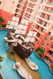 Bazén v ubytování Seven Seas Resort Pattaya & Sofa bed nebo v jeho okolí