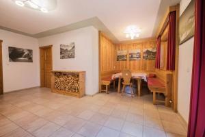Zdjęcie z galerii obiektu Stubaier Gletscher XL Apartments Residenz Haus Alpenkönig Ferienwohnungen im alpinen Charme Stubai super Card Inklusive w Neustift im Stubaital