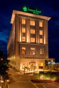 Lemon Tree Hotel Lucknow في لاكناو: مبنى كبير عليه لافته