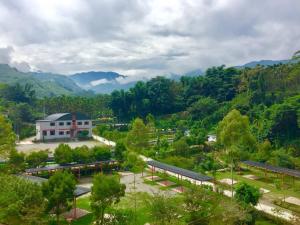 vistas a un edificio con montañas en el fondo en 溪頭老爺山莊Xitou Royal Villa, en Lugu