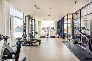 un gimnasio con cintas de correr y equipo cardiovascular en un edificio en STAY Seaport en Copenhague