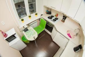 ニジニ・ノヴゴロドにあるApartment on Belinskogo 49の小さなキッチン(緑の椅子付)のオーバーヘッドビュー