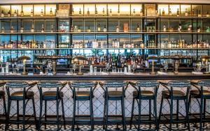 A área de bar ou lounge em The River Lee Hotel a member of The Doyle Collection