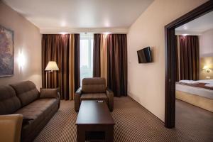 pokój hotelowy z kanapą i łóżkiem w obiekcie Bishotel w mieście Lipieck