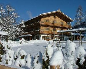 Landhotel Vordergrub during the winter