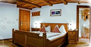 A bed or beds in a room at Landhotel Vordergrub