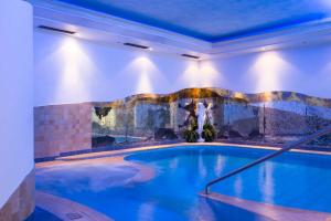 Bazén v ubytování Hotel Paradies nebo v jeho okolí