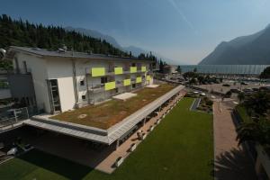 - une vue de tête sur un bâtiment avec une cour dans l'établissement Residence Centro Vela, à Riva del Garda