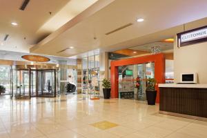 Area lobi atau resepsionis di HARRIS Hotel and Conventions Kelapa Gading Jakarta