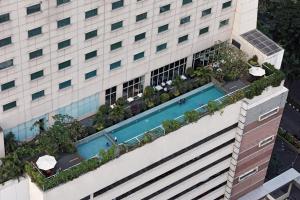 雅加达椰风伽德哈里斯酒店及会议中心内部或周边的泳池