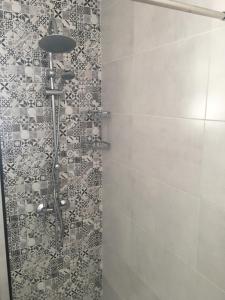 y baño con ducha y pared de azulejos. en Your place to relax in Mijas Costa, en Mijas