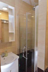 Ένα μπάνιο στο Apartments Villa Deja +91 φωτογραφίες