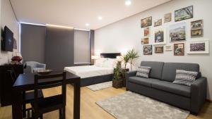 ペーゾ・ダ・レーグアにあるBugalha My Loft Douro 1のベッドルーム1室(ベッド1台、ソファ、テーブル付)