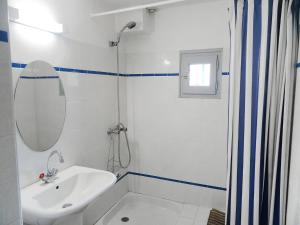 een witte badkamer met een wastafel en een douche bij Holiday Home Le Vent d'Est by Interhome in Saint-Tropez