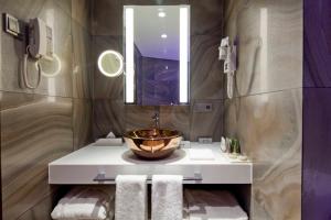 イスタンブールにあるLasagrada Hotel Istanbulのバスルーム(洗面台、鏡付)