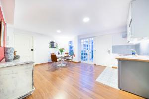 eine Küche und ein Wohnzimmer mit Tisch und Stühlen in der Unterkunft Apartamento En El Centro De Nerja in Nerja