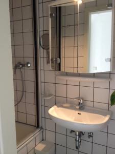 a bathroom with a sink and a mirror at Messewohnung Düsseldorf-Nord in Düsseldorf