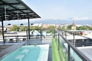 een zwembad op het dak van een gebouw bij 248 STREET HOSTEL in Chiang Mai