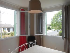 Blot-lʼÉgliseにあるHoliday Home Maison Les Oies by Interhomeのダイニングルーム(窓2つ、テーブル付) +2枚の写真