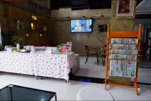 TV a/nebo společenská místnost v ubytování Izen Budget Hotel & Residence
