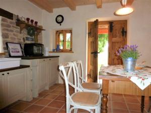 cocina con mesa y 2 sillas en Cottage Das kleine Glück, en Rosendorf